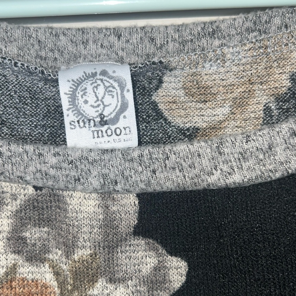 🔥 Sun n Moon Boutique Brand Black and Gray Floral Sweatshirt w elbow patches - Picture 2 of 4